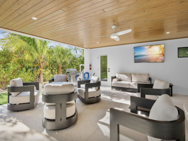 Custom Luxury Home 7 minute walk to beach and South Village